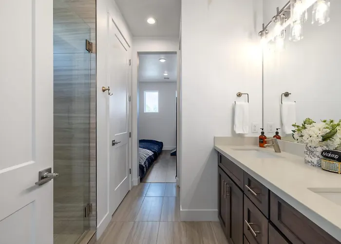 Luxury 4-br Retreat Hot Tub Ac Holiday home *