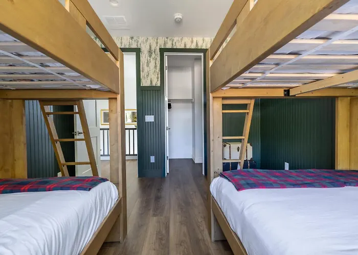 Holiday home Luxury 4-br Retreat Hot Tub Ac